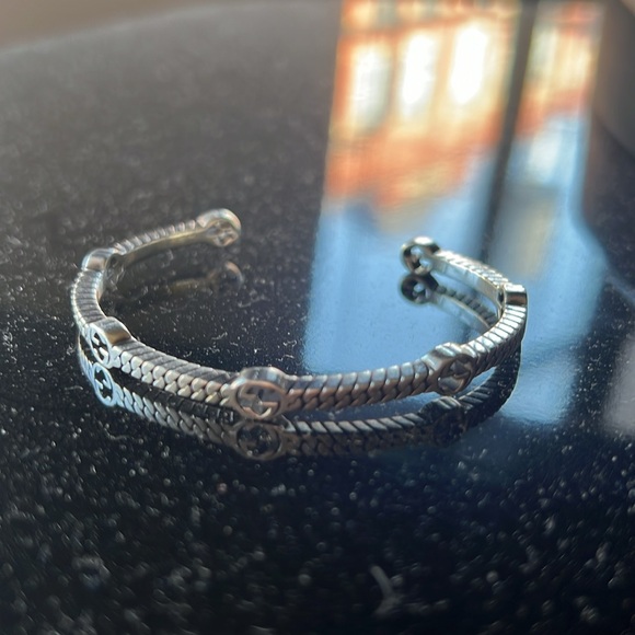 Gucci Thin Interlocking G Station Cuff - Picture 2 of 16